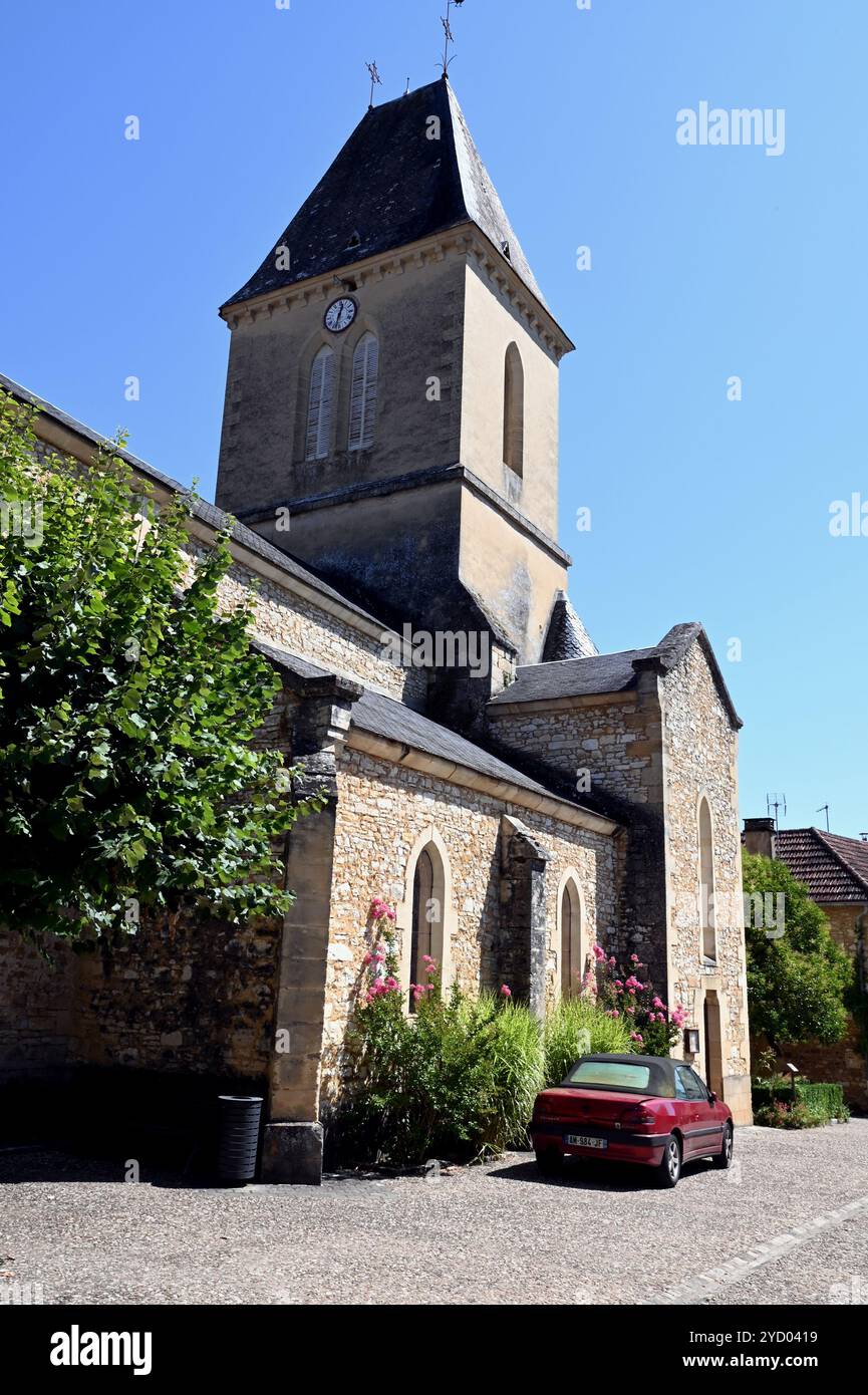 Außenansicht der Kirche Saint Martin aus dem 14. Jahrhundert im kleinen Perigord-Dorf Daglan im französischen Département Dordogne. Stockfoto