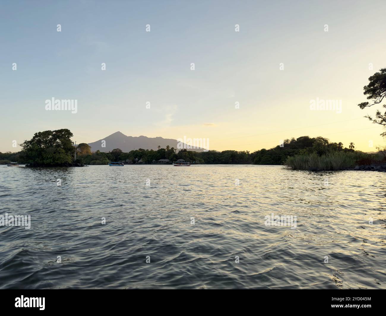 Urlaubsreisen mit dem Thema Boot. Mombacho Vulkan in Nicaragua Stockfoto Urlaubsreisen mit dem Thema Boot. Mombacho Vulkan in Nicaragua Stockfoto
