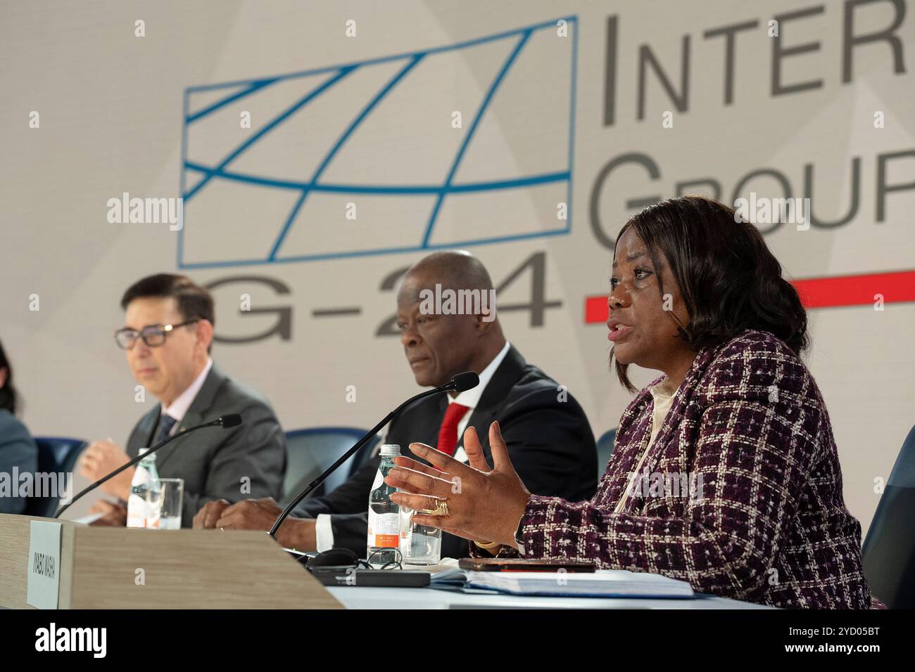 Die Pressekonferenz der G-24-Minister mit Agentina Untersekretärin für Finanzen des Wirtschaftsministeriums Candelaria Alvarez Moroni, Vorsitzender A Stockfoto