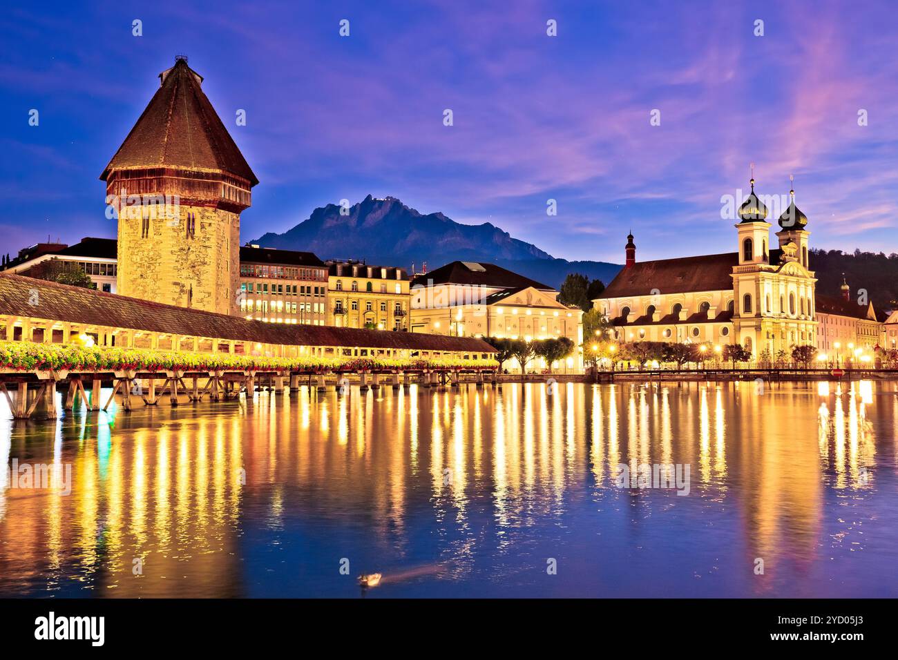 Luzerner Kappelbrücke und Kirche mit abendlichem Blick auf den Pilatus-Berg Stockfoto