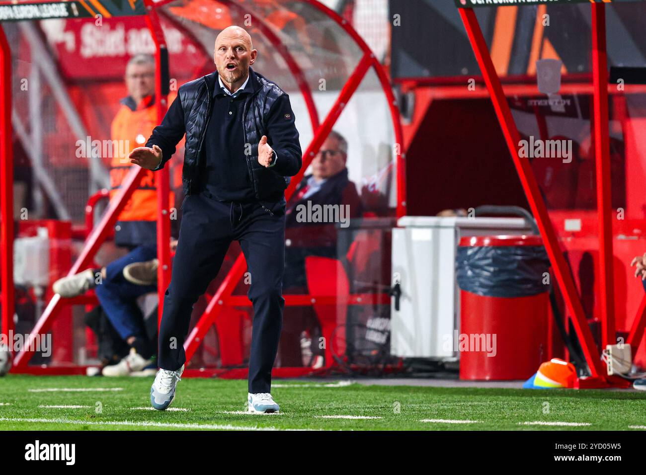 Enschede, Niederlande. Oktober 2024. ENSCHEDE, NIEDERLANDE - 24. OKTOBER: Cheftrainer Joseph Oosting des FC Twente Gesten beim Spiel der UEFA Europa League 2024/25 League Phase MD3 zwischen dem FC Twente und SS Lazio in de Grolsch Veste am 24. Oktober 2024 in Enschede, Niederlande. (Foto von Peter Lous/Orange Pictures) Credit: Orange Pics BV/Alamy Live News Stockfoto