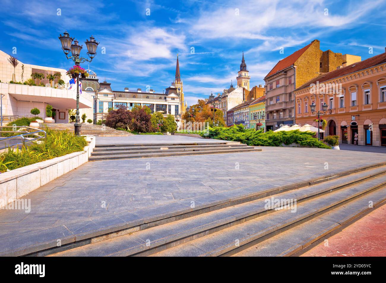 Blick auf den Platz Novi Sad und die Architektur der Straße Stockfoto