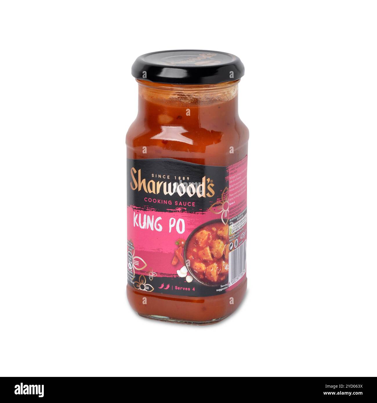 Glas mit Sharwoods Kung Po Kochsauce. Marke von Premier Foods Ltd UK. Isoliert auf weiß mit Beschneidungspfad Stockfoto