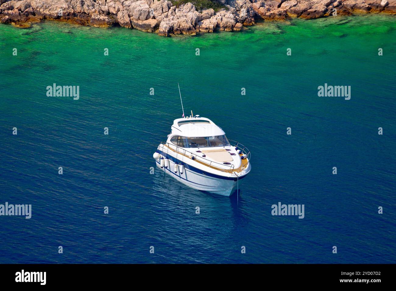 Die Yacht liegt in der versteckten türkisfarbenen Bucht des kroatischen Archipels Stockfoto