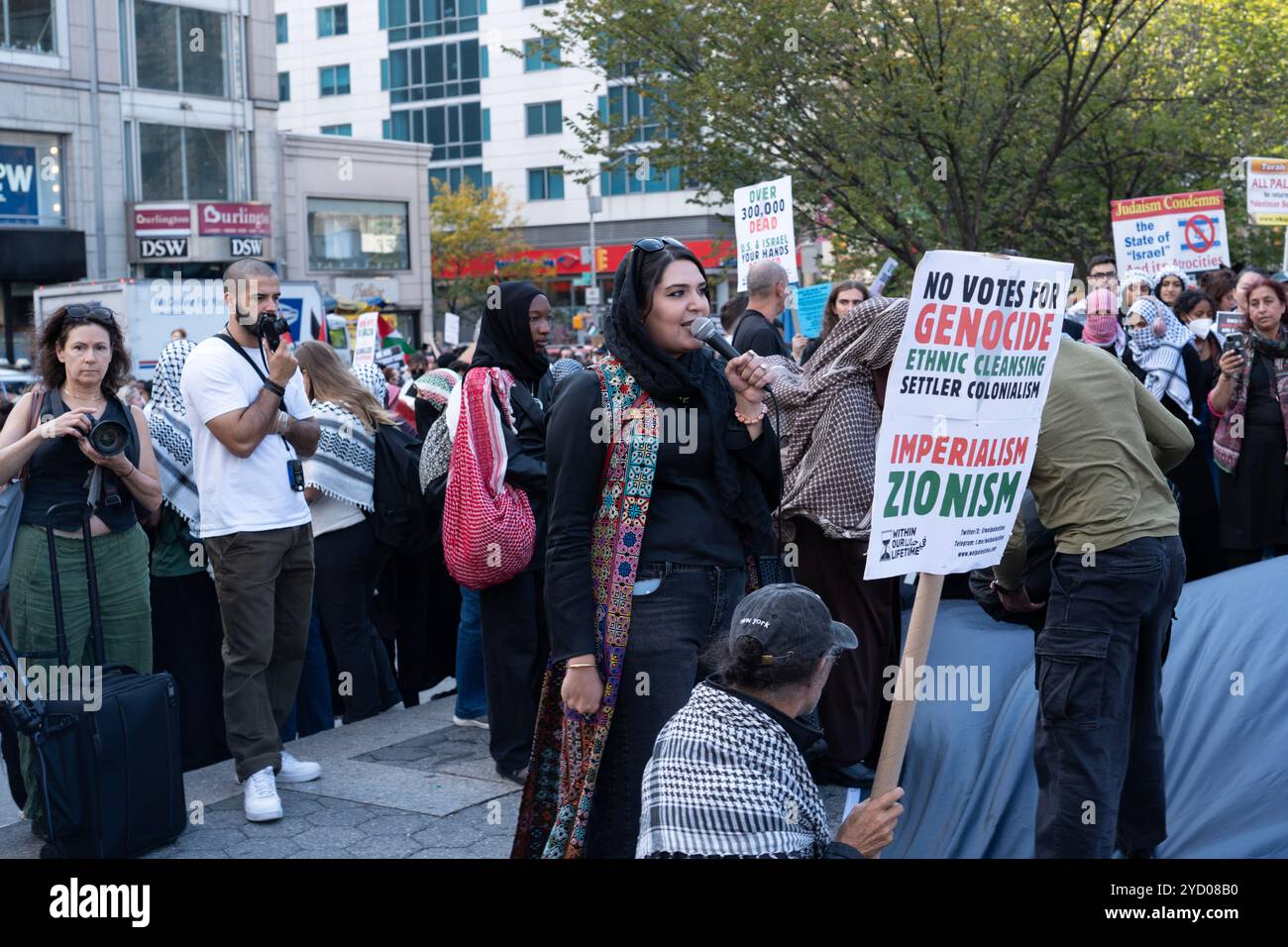 Große Demonstration und demonstration durch Manhattan durch Studenten und andere, die sich entschieden gegen die Zerstörung des Gazastreifens durch die israelische Armee und die Ermordung Tausender palästinensischer Bürger aussprechen. Stockfoto