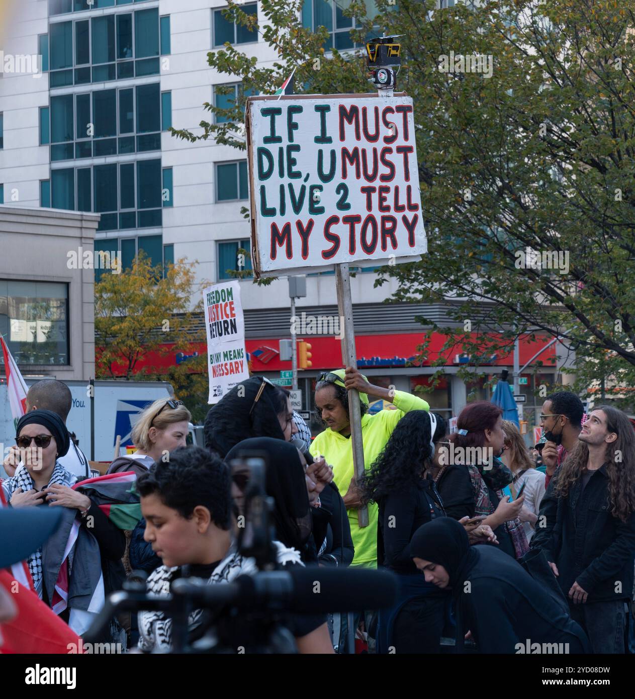 Große Demonstration und demonstration durch Manhattan durch Studenten und andere, die sich entschieden gegen die Zerstörung des Gazastreifens durch die israelische Armee und die Ermordung Tausender palästinensischer Bürger aussprechen. Stockfoto