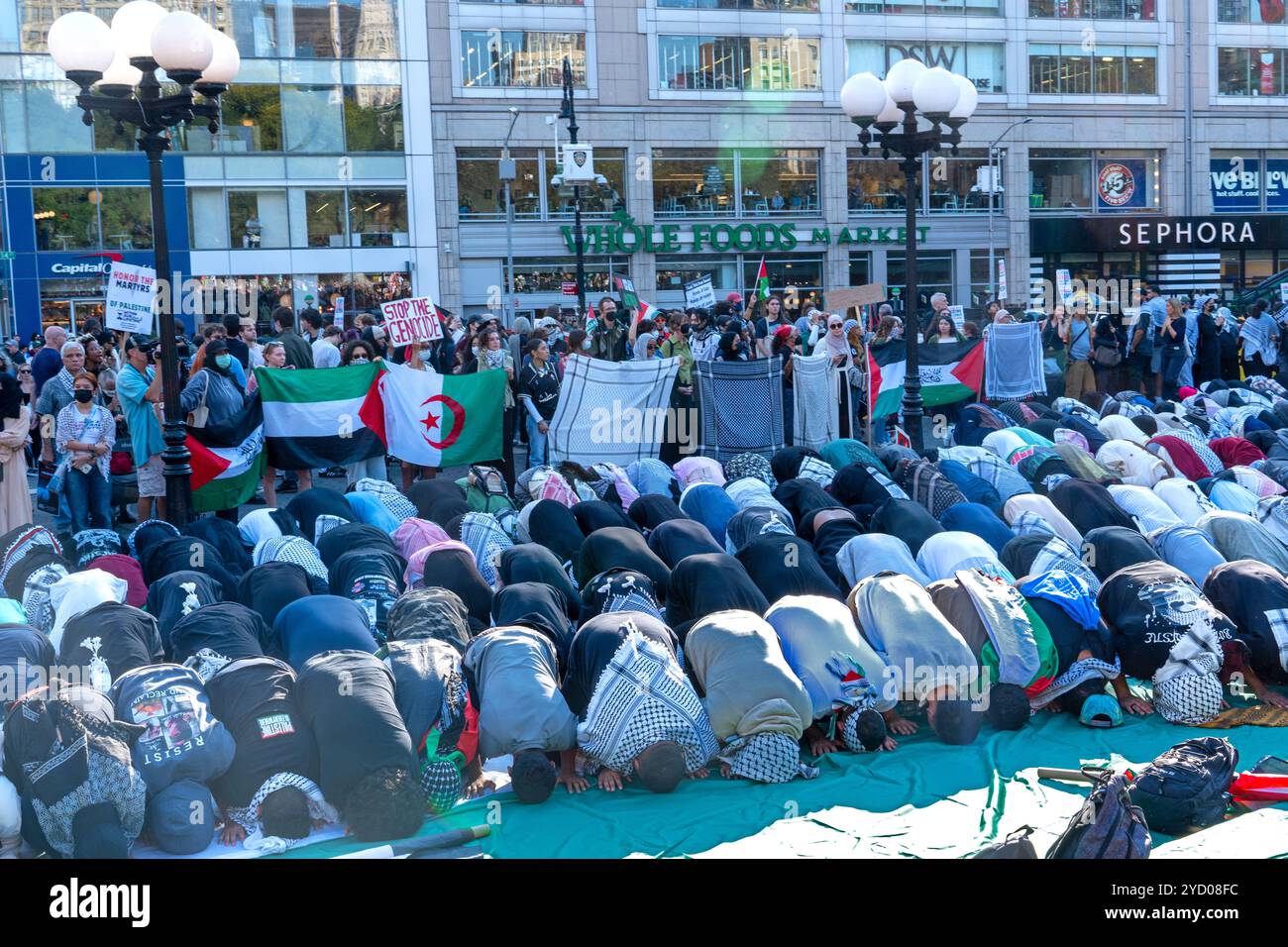 Muslimische und andere Demonstranten beten gemeinsam für das palästinensische Volk in Gaza und anderswo am Union Square. Große Demonstration und demonstration durch Manhattan durch Studenten und andere, die sich entschieden gegen die Zerstörung des Gazastreifens durch die israelische Armee und die Ermordung Tausender palästinensischer Bürger aussprechen. Stockfoto