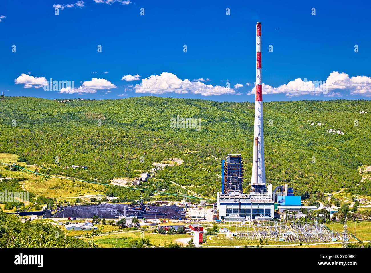 Kohlekraftwerk mit fossilen Brennstoffen im grünen Plomin-Tal und dem höchsten Blick auf den kroatischen Schornstein Stockfoto
