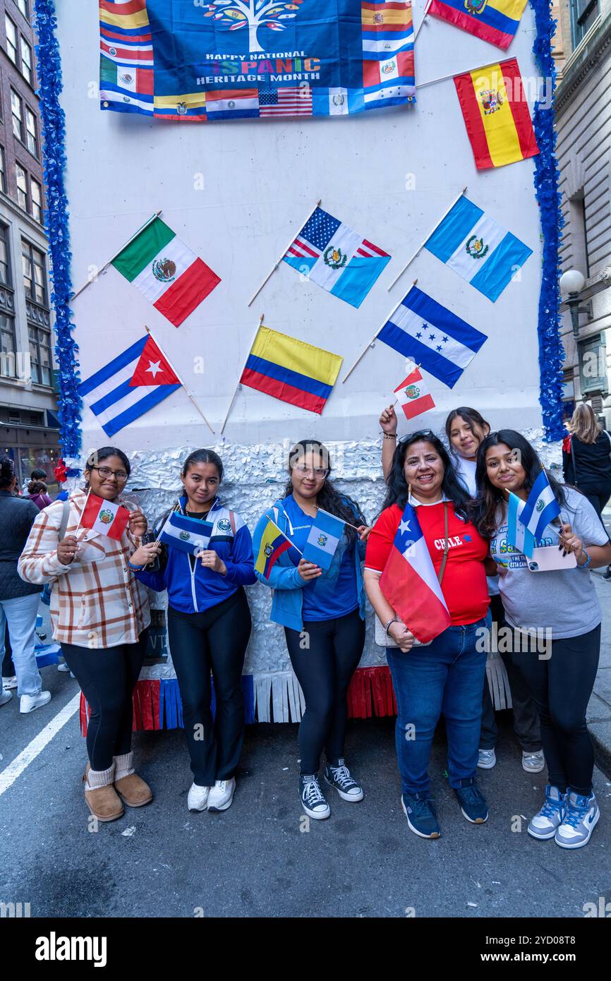 Frauen, die verschiedene lateinische Nationen vertreten, posieren mit Fahnen bei der Internationalen Hispanic Day Parade auf der 5th Avenue in New York City. Stockfoto