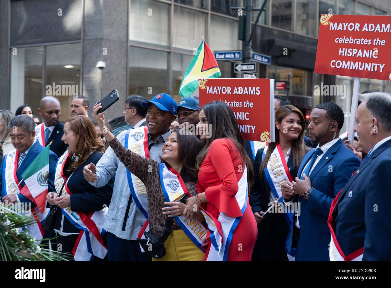 Bürgermeister Eric Adams macht ein Selfie mit anderen, bevor er das Band durchschneidet, um die internationale Hispanic Day Parade 2024 auf der 5th Avenue in New York City zu starten. Stockfoto