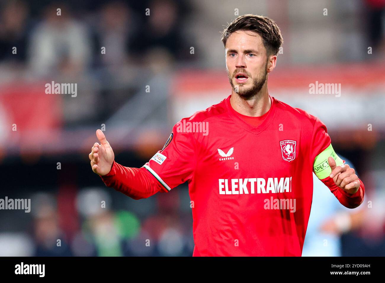 Enschede, Niederlande. Oktober 2024. ENSCHEDE, NIEDERLANDE - 24. OKTOBER: Michel VLAP vom FC Twente Gesten beim Spiel der UEFA Europa League 2024/25 League Phase MD3 zwischen dem FC Twente und SS Lazio in de Grolsch Veste am 24. Oktober 2024 in Enschede, Niederlande. (Foto von Peter Lous/Orange Pictures) Credit: Orange Pics BV/Alamy Live News Stockfoto