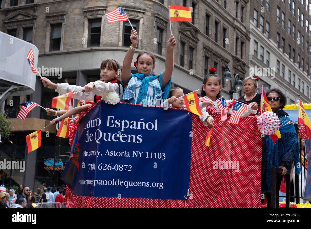 2024 International Hispanic Day Parade auf der 5th Avenue in New York City. Viele Demonstranten, die Spanien repräsentierten, nahmen an der Parade Teil. Stockfoto