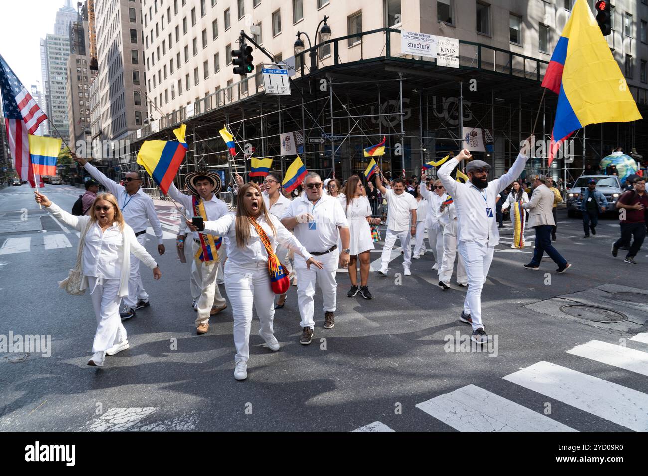 Chilenen ziehen stolz auf die jährliche Hispanoic Parade. 2024 International Hispanic Day Parade auf der 5th Avenue in New York City. Stockfoto