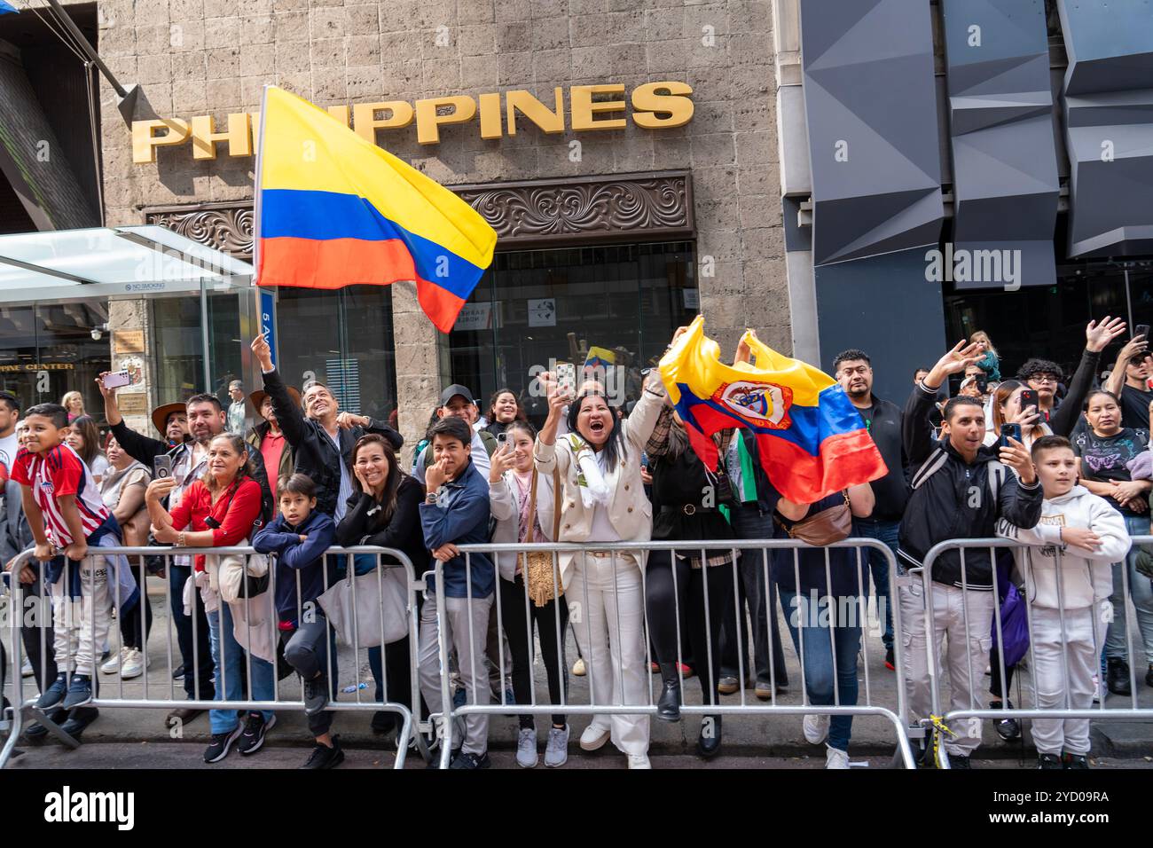 Columbia war 2024 bei der International Hispanic Day Parade mit Teilnehmern und Zuschauern auf der 5th Avenue in New York City gut vertreten. Stockfoto