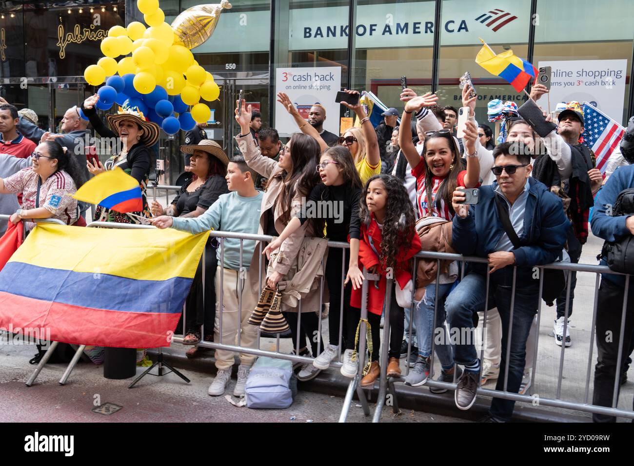 Columbia war 2024 bei der International Hispanic Day Parade mit Teilnehmern und Zuschauern auf der 5th Avenue in New York City gut vertreten. Stockfoto