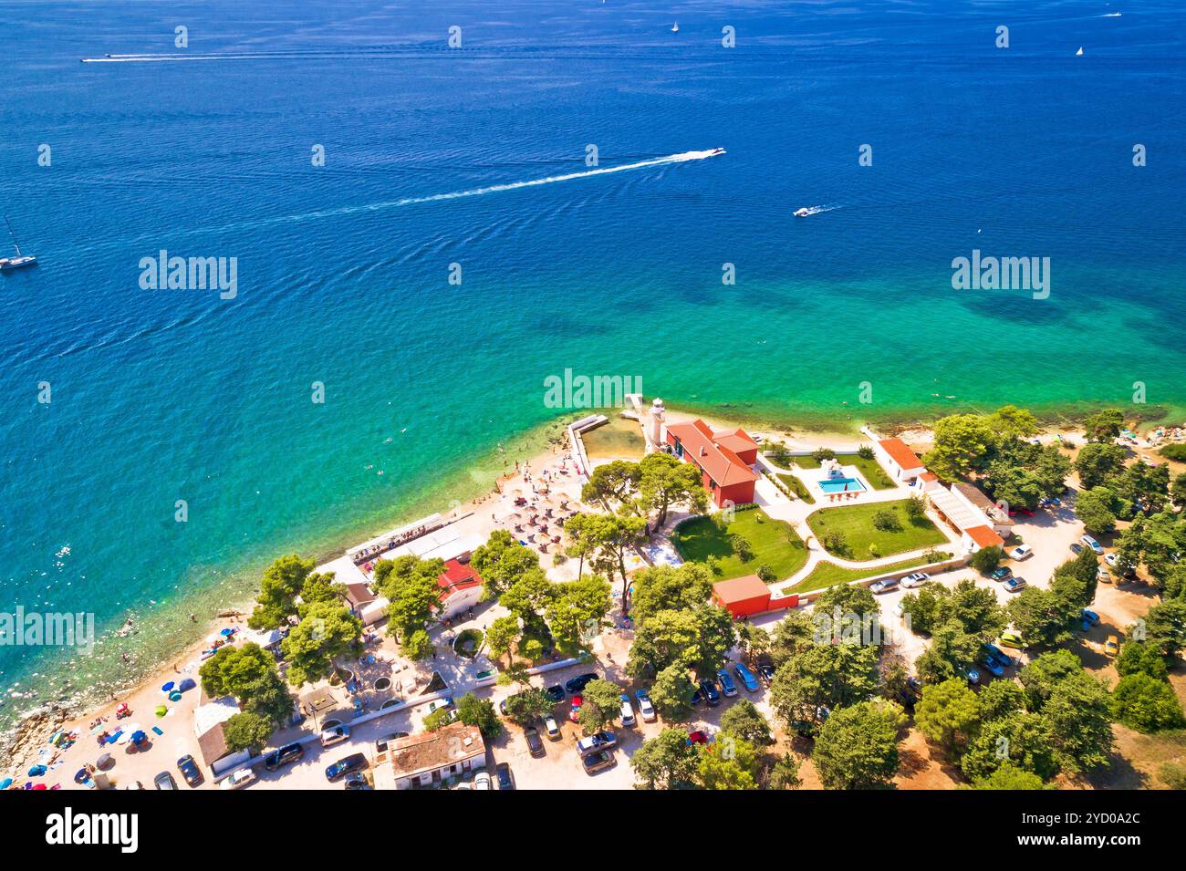 Stadt Zadar Puntamika Leuchtturm und Strand aus der Vogelperspektive im Sommer Stockfoto