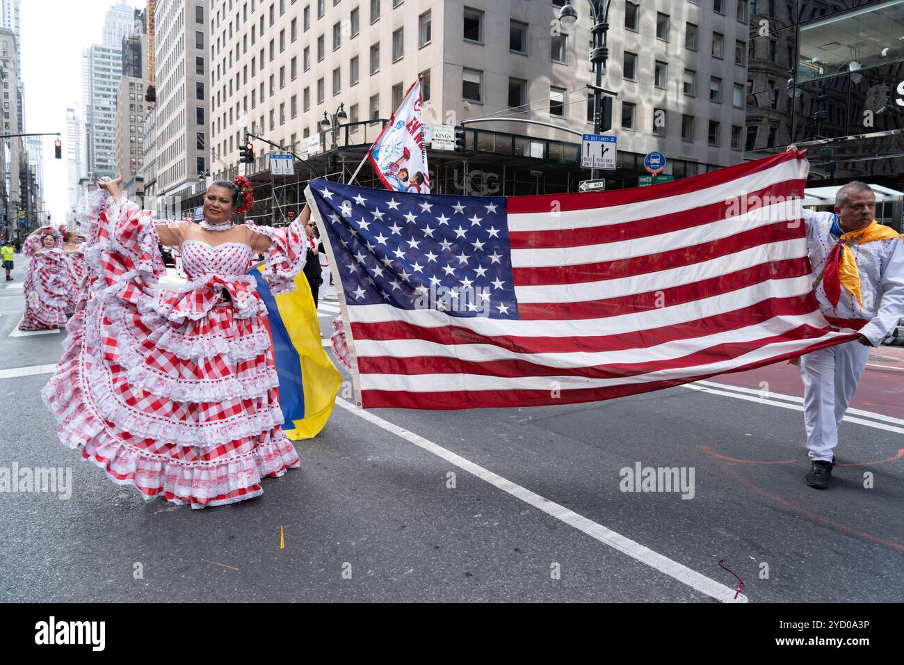 Columbia war 2024 bei der International Hispanic Day Parade auf der 5th Avenue in New York City gut vertreten. Stockfoto