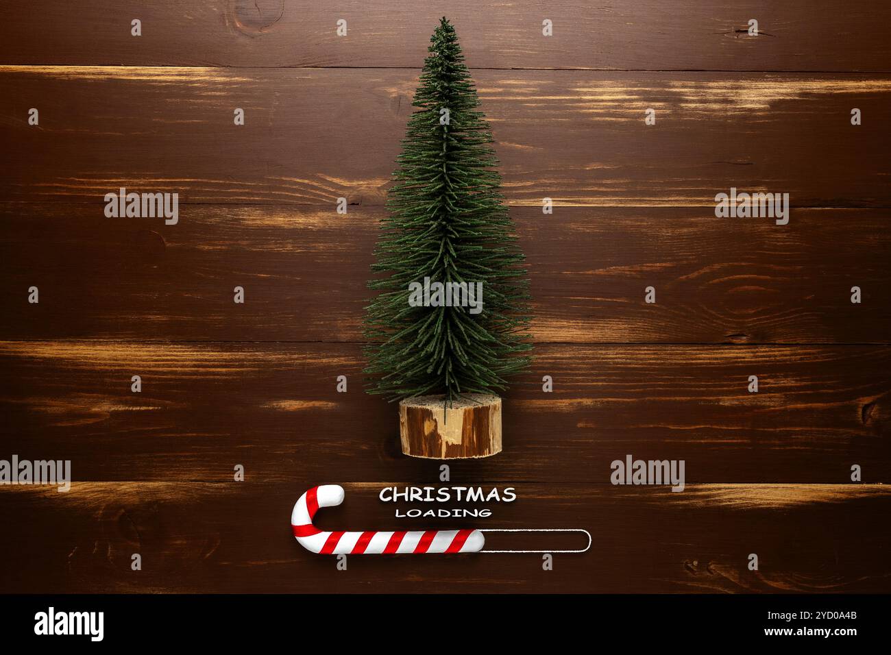 Minimales weihnachtliches Ladekonzept. Tanne und Zuckerrohr auf rustikalem Holztisch. Stockfoto