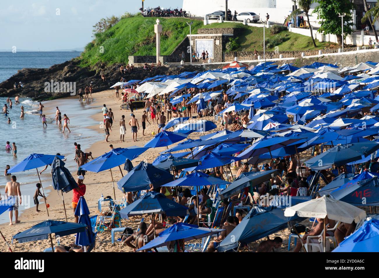 Salvador, Bahia, Brasilien - 14. September 2024: Hunderte von Touristen werden am Strand des Hafens von Barra gesehen, die in der Stadt S im Meer baden Stockfoto