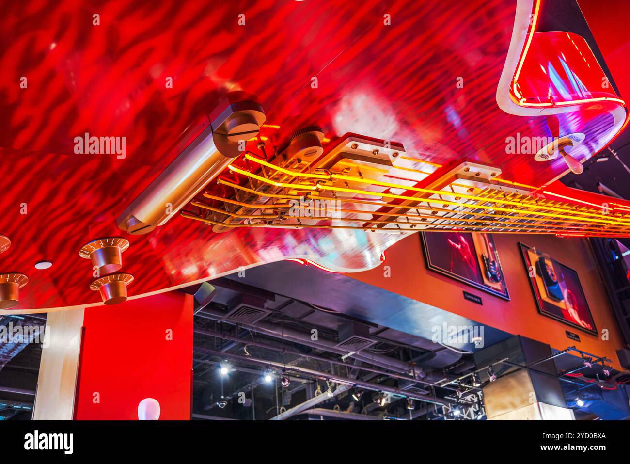 Nachbildung der Fender Stratocaster Gitarre hängt von der Decke im Hard Rock Cafe am Times Square. New York. USA. Stockfoto