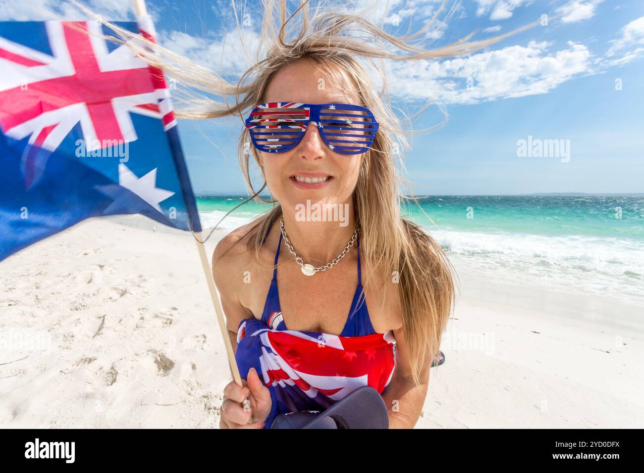 Australischer Unterstützer oder Fan, der die Flagge am Strand winkt Stockfoto