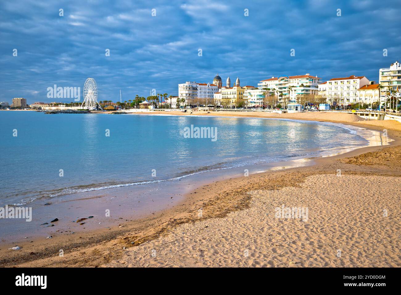 Saint Raphael Strand und Blick aufs Wasser, berühmtes Touristenziel der französischen riviera Stockfoto