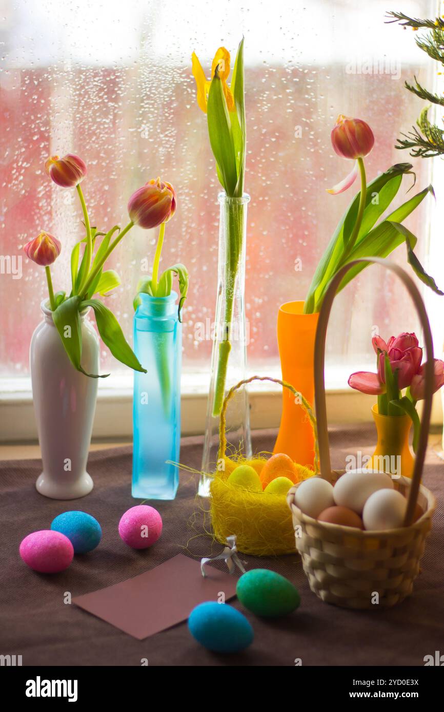 Osterkarte. Bemalte Eier in einem Korb und Blumen in einer Vase. Orthodoxer Urlaub. Religion Stockfoto