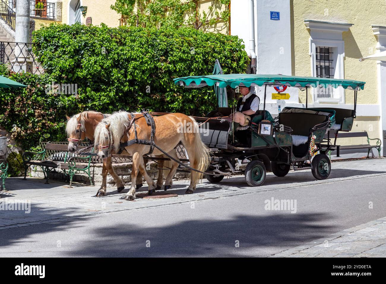 ST. WOLFGANG im SALZKAMMERGUT, ÖSTERREICH - 19. MAI 2019: Dies ist eine alte Pferdekutsche für Spaziergänge durch die Straßen einer alten Austr Stockfoto ST. WOLFGANG im SALZKAMMERGUT, ÖSTERREICH - 19. MAI 2019: Dies ist eine alte Pferdekutsche für Spaziergänge durch die Straßen einer alten Austr Stockfoto