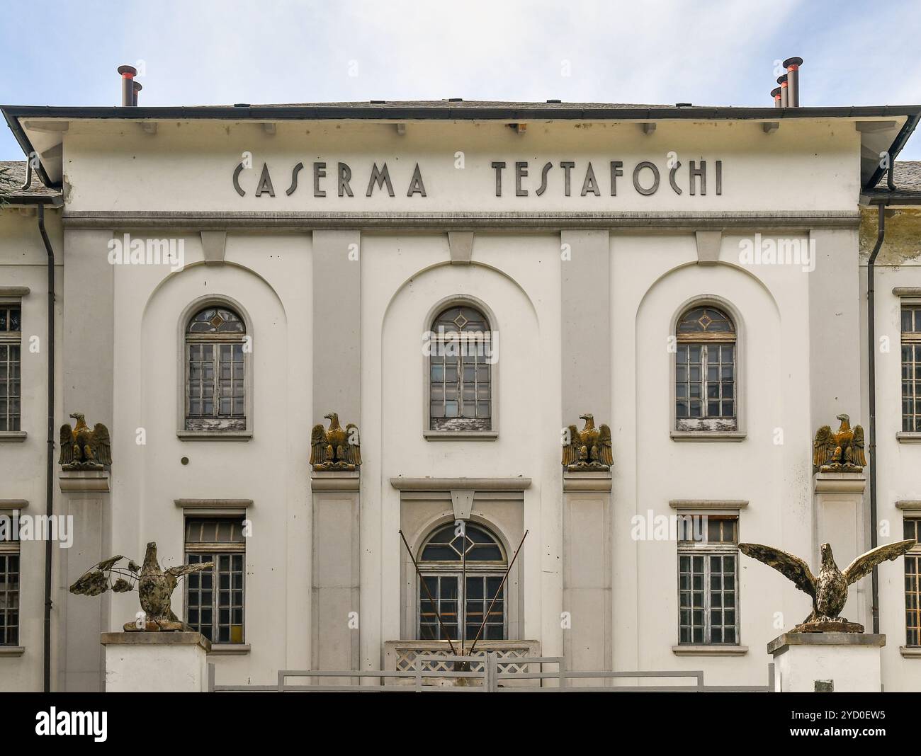 Fassade der Caserma Testafochi, einer Militärbaracke aus dem 19. Jahrhundert, die zum neuen Universitätspol der Stadt werden soll, Aosta, Aostatal, Italien Stockfoto