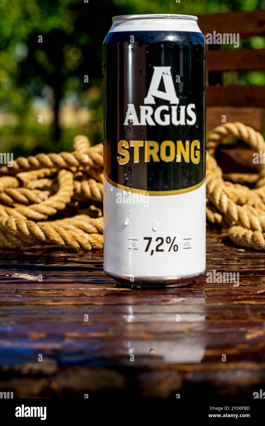 Argus-Bierdose – Kondenswassertröpfchen, Hintergrund im Freien Stockfoto