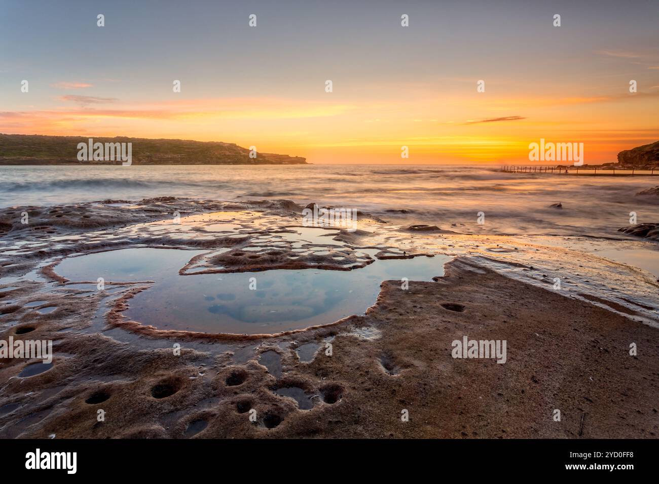 Sonnenaufgang von der Küste von Sydney mit Felsenbecken im Vorgrund Stockfoto