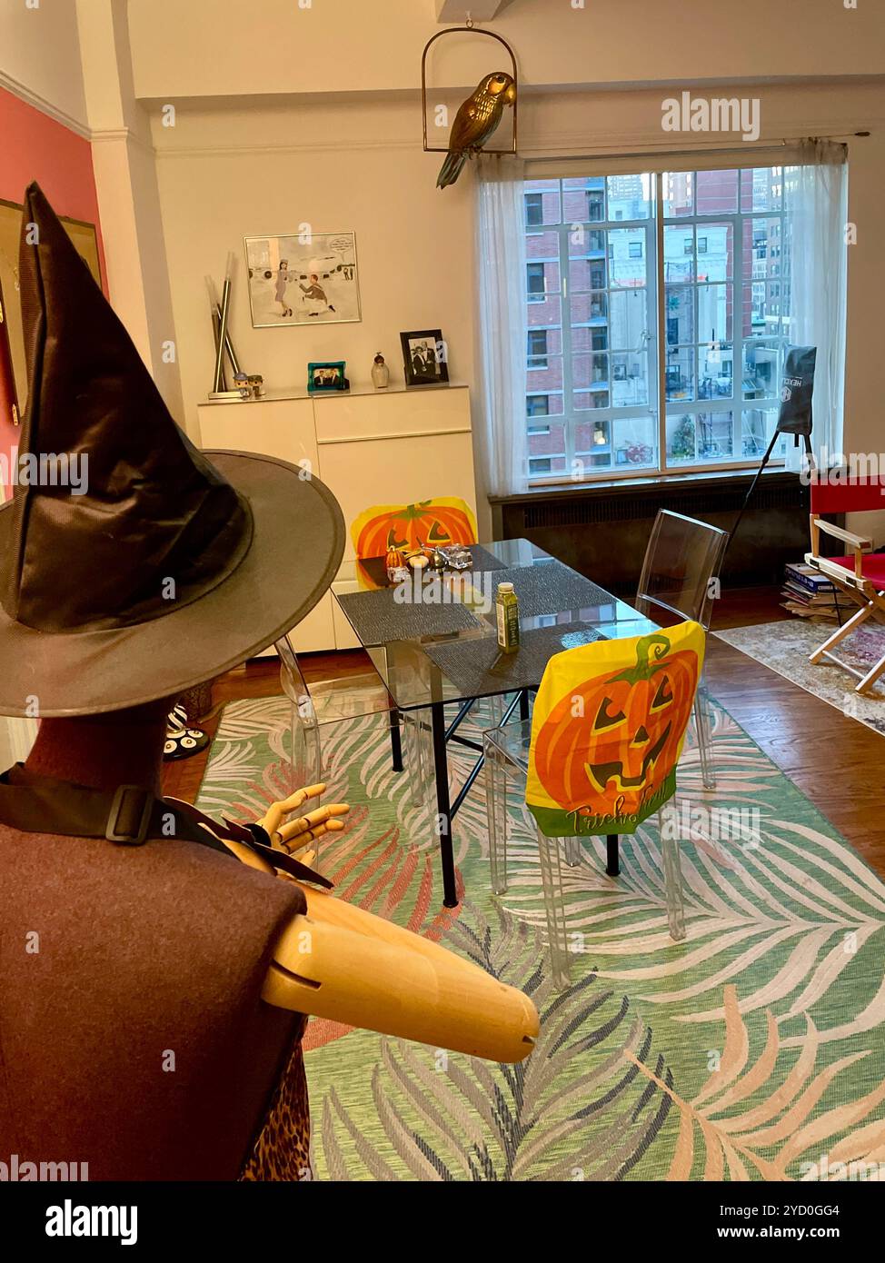 Eine Koop-Wohnung in Murray Hill ist zu Halloween mit einer Schaufensterpuppe mit Hexenhut dekoriert, 2024, New York City, USA - Smartphone-aufgenommenes Stockfoto