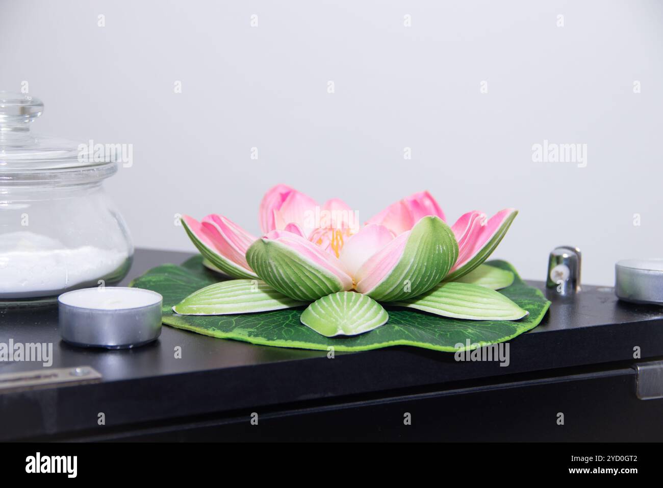 Künstliche Blumenlilie. Dekoration des Gebäudes und der Büros. Spa . Stockfoto