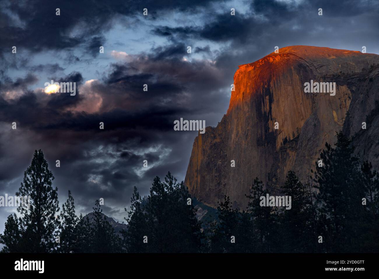 Sunset Bade Half Dome in einem speziellen roten Licht Stockfoto