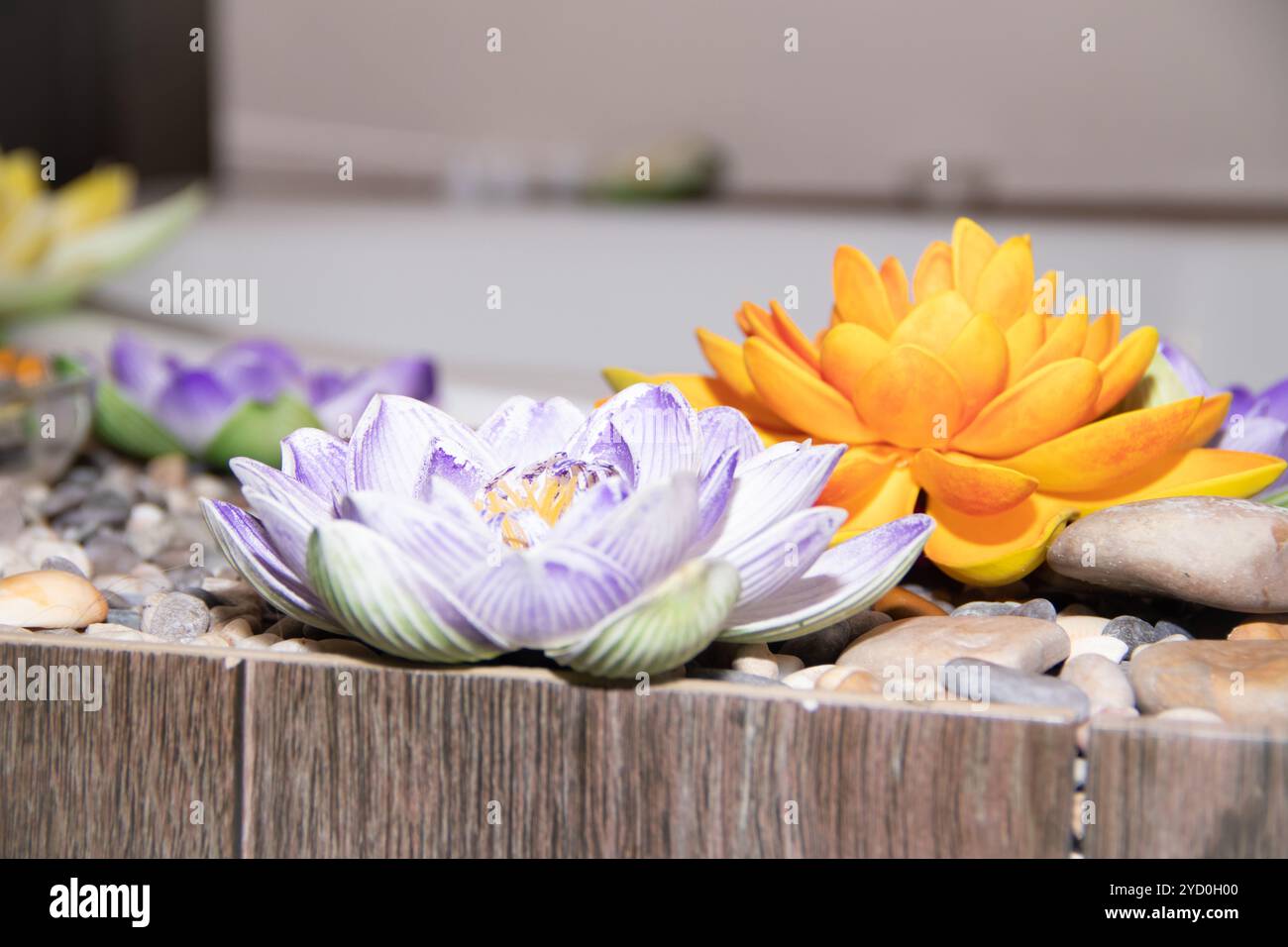 Künstliche Blumenlilie. Dekoration des Gebäudes und der Büros. Spa . Stockfoto