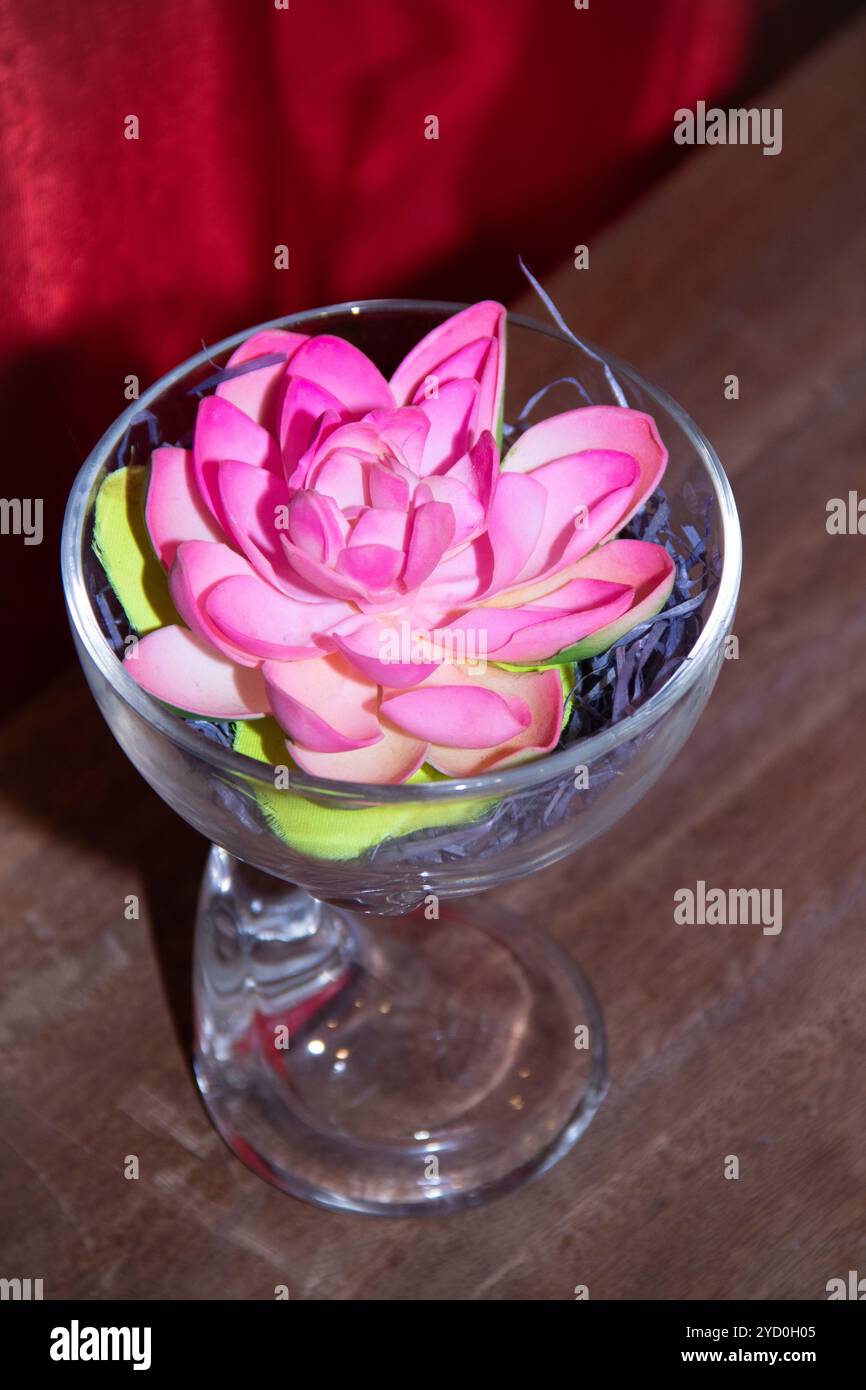 Künstliche Blumenlilie. Dekoration des Gebäudes und der Büros. Spa . Stockfoto