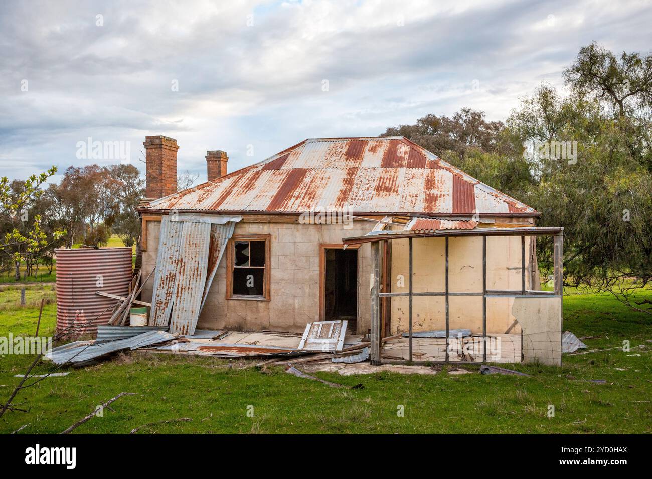 Altes verlassenes Bauernhaus vernachlässigt und verfällt im Laufe der Zeit in Ruine Stockfoto