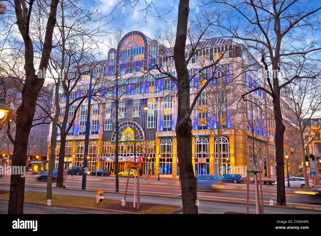 Blick auf die Wiener Straßenarchitektur bei Dämmerung Stockfoto