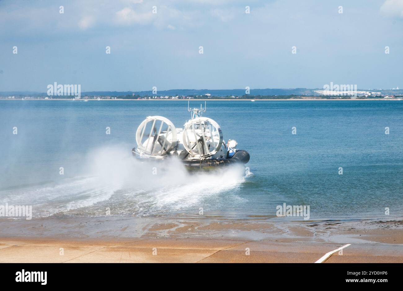 Passagier mit Hovercraft, der die Solent überquert, auf der Fahrt von Ryde Isle of White nach Portsmouth Stockfoto