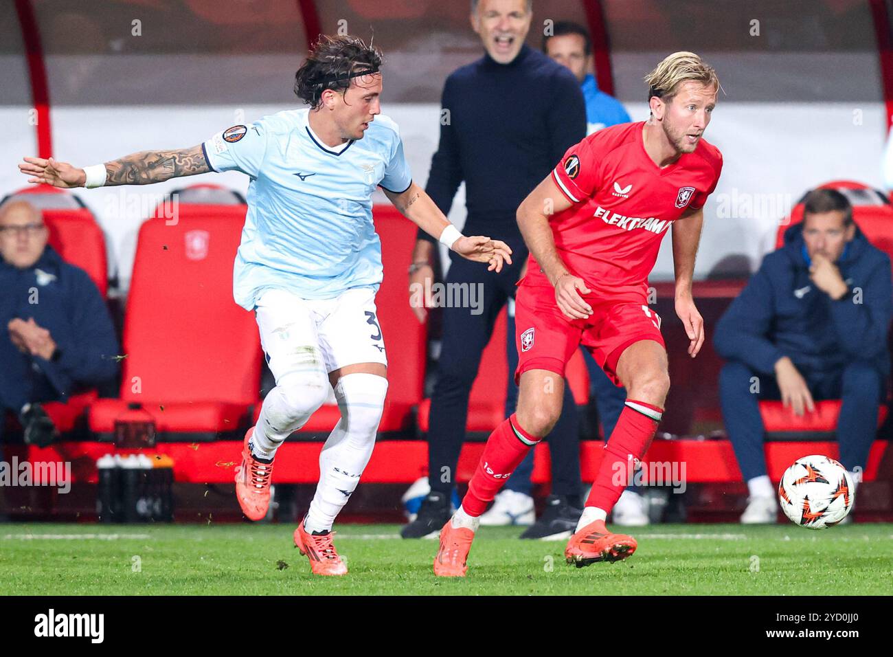 Enschede, Niederlande. Oktober 2024. ENSCHEDE, NIEDERLANDE - 24. OKTOBER: Luca Pellegrini von der SS Lazio kämpft am 24. Oktober 2024 in de Grolsch Veste in Enschede, Niederlande, um den Besitz gegen Michel VLAP vom FC Twente während des Phase MD3-Spiels der UEFA Europa League 2024/25 zwischen dem FC Twente und der SS Lazio. (Foto von Peter Lous/Orange Pictures) Credit: Orange Pics BV/Alamy Live News Stockfoto