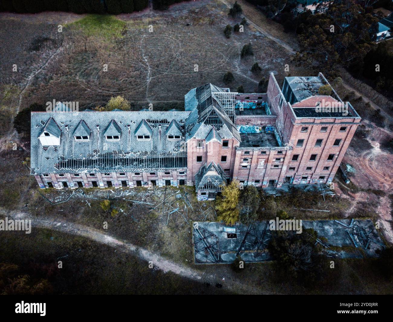 Blick auf alte baufällige Fabrik im ländlichen NSW Stockfoto