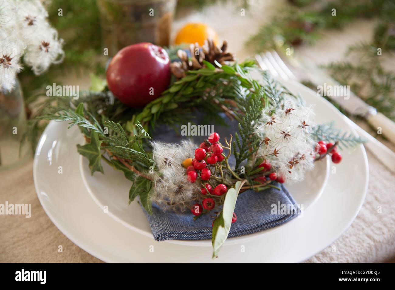 Ein natürlicher, handgefertigter Weihnachtstisch mit einfachen, festlichen Details, die den Geist der Saison auf den Tisch bringen. Stockfoto