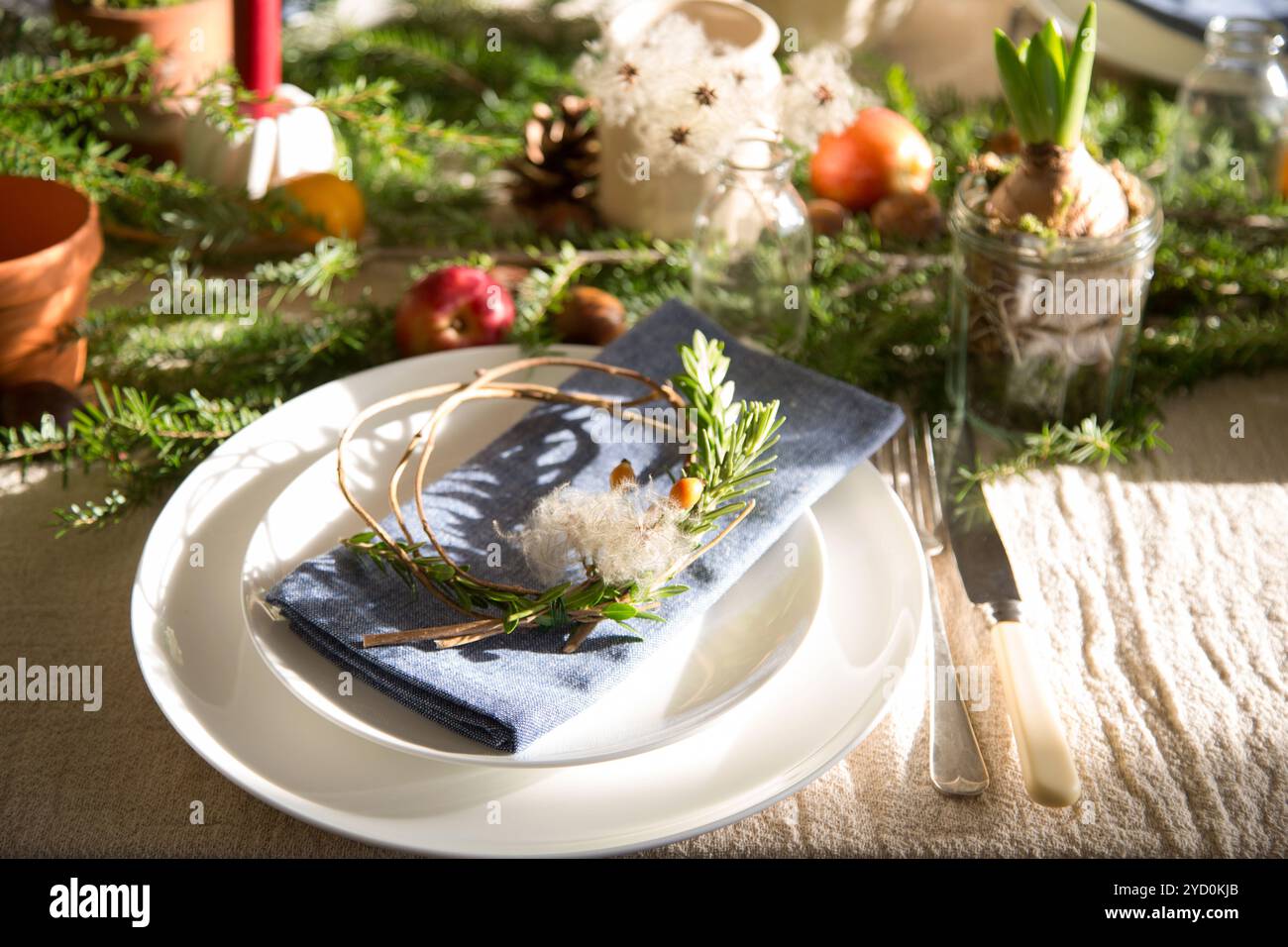 Eine warme und natürliche Weihnachtskulisse mit einfachen, festlichen Details, die den Geist der Saison auf den Tisch bringen. Stockfoto