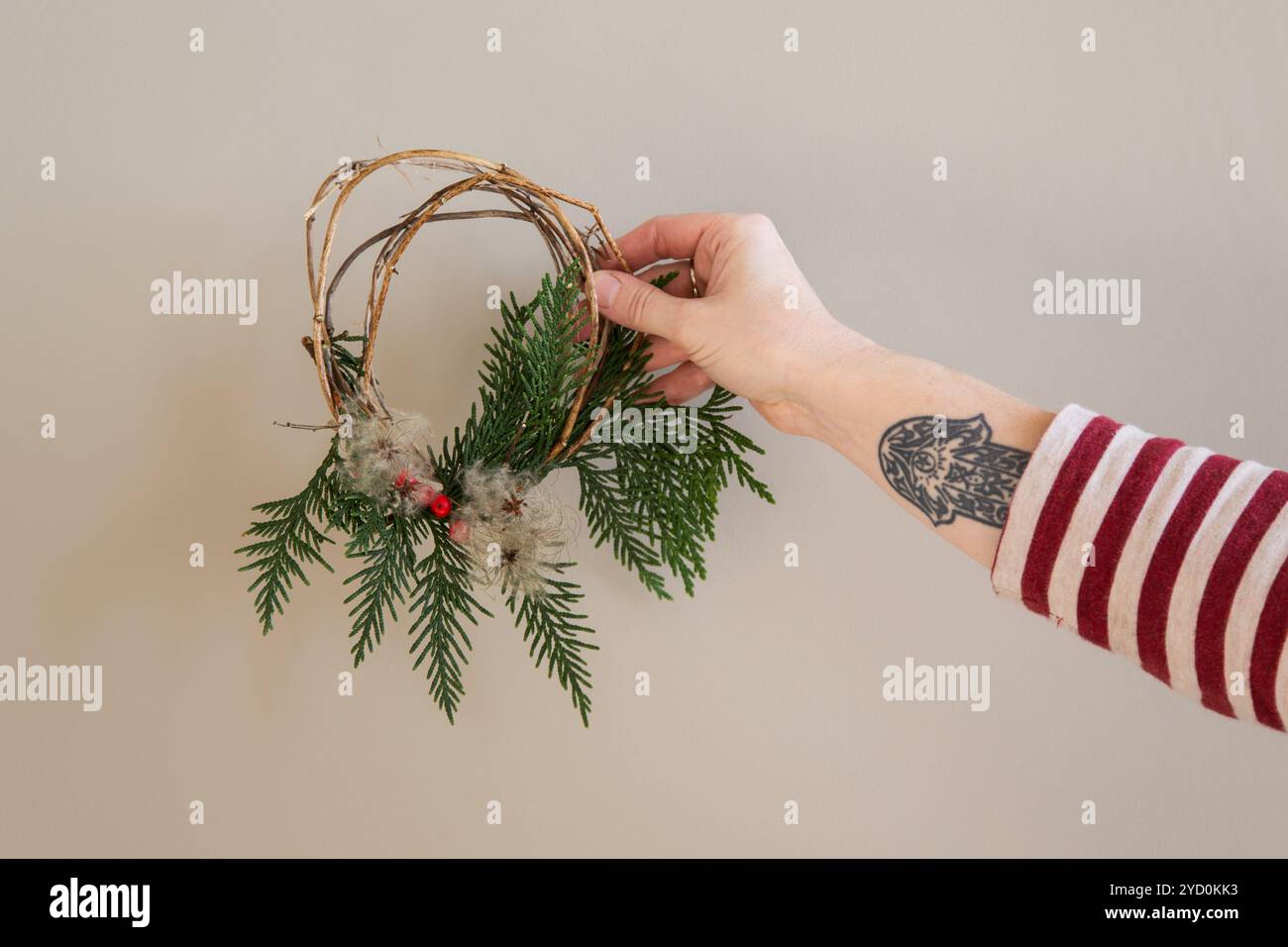 Mit diesem handgefertigten Minikranz – einfach, nachhaltig und voller festlicher Stimmung – bringt ein Hauch von Natur in die Weihnachtszeit. Stockfoto