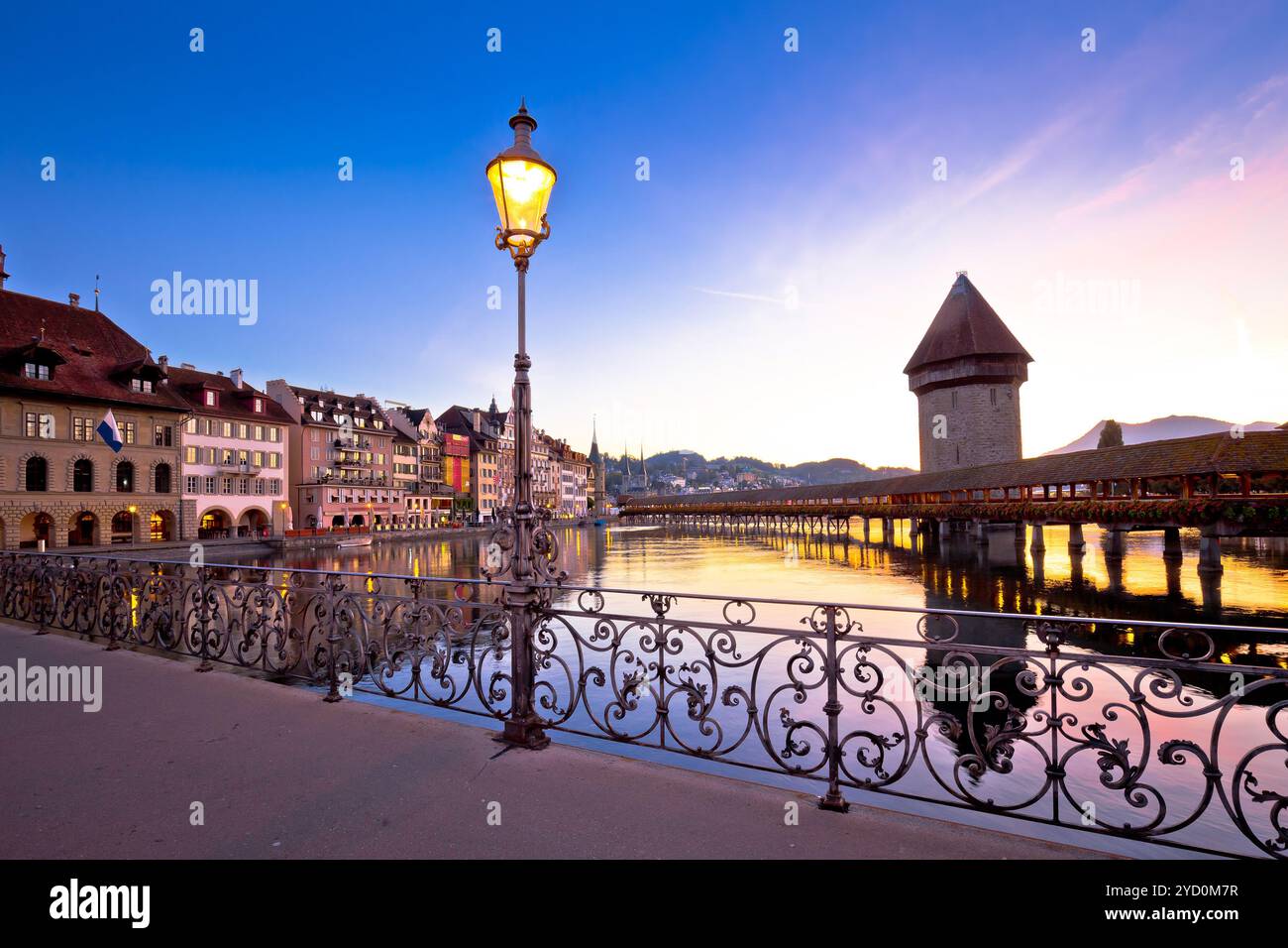 Kapelbrücke in Luzern berühmtes Schweizer Wahrzeichen mit Blick auf den Sonnenaufgang Stockfoto