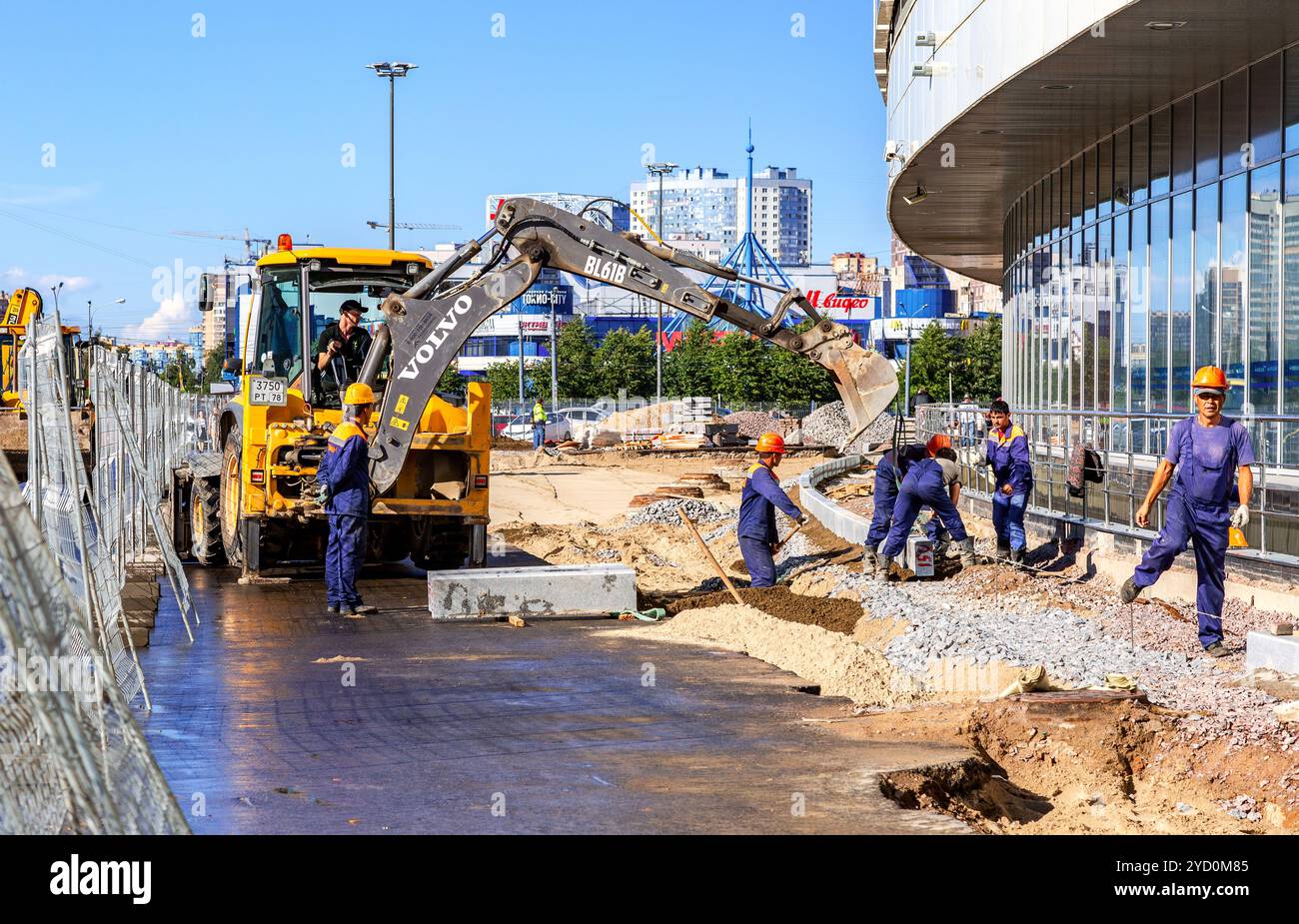 Arbeiter legen Bordstein auf einer Stadtstraße Stockfoto