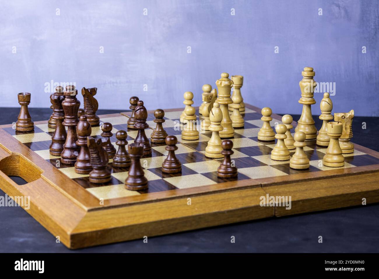 Schachspiel ist im Gange hölzerne Schachfiguren Stücke Brett Stockfoto