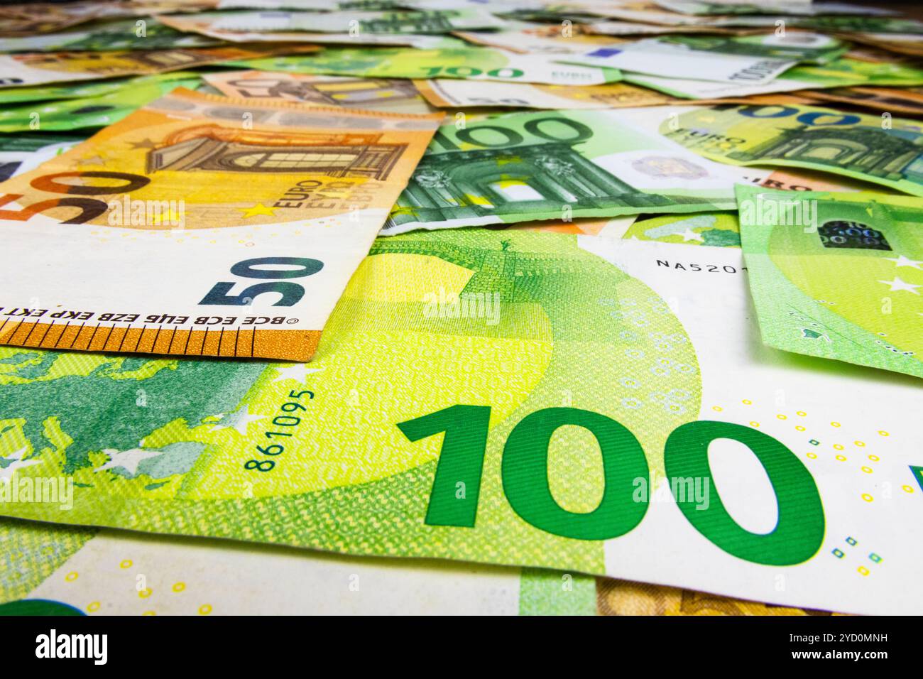 Hintergrund-EURO-Banknote mit niedrigem Winkel Stockfoto