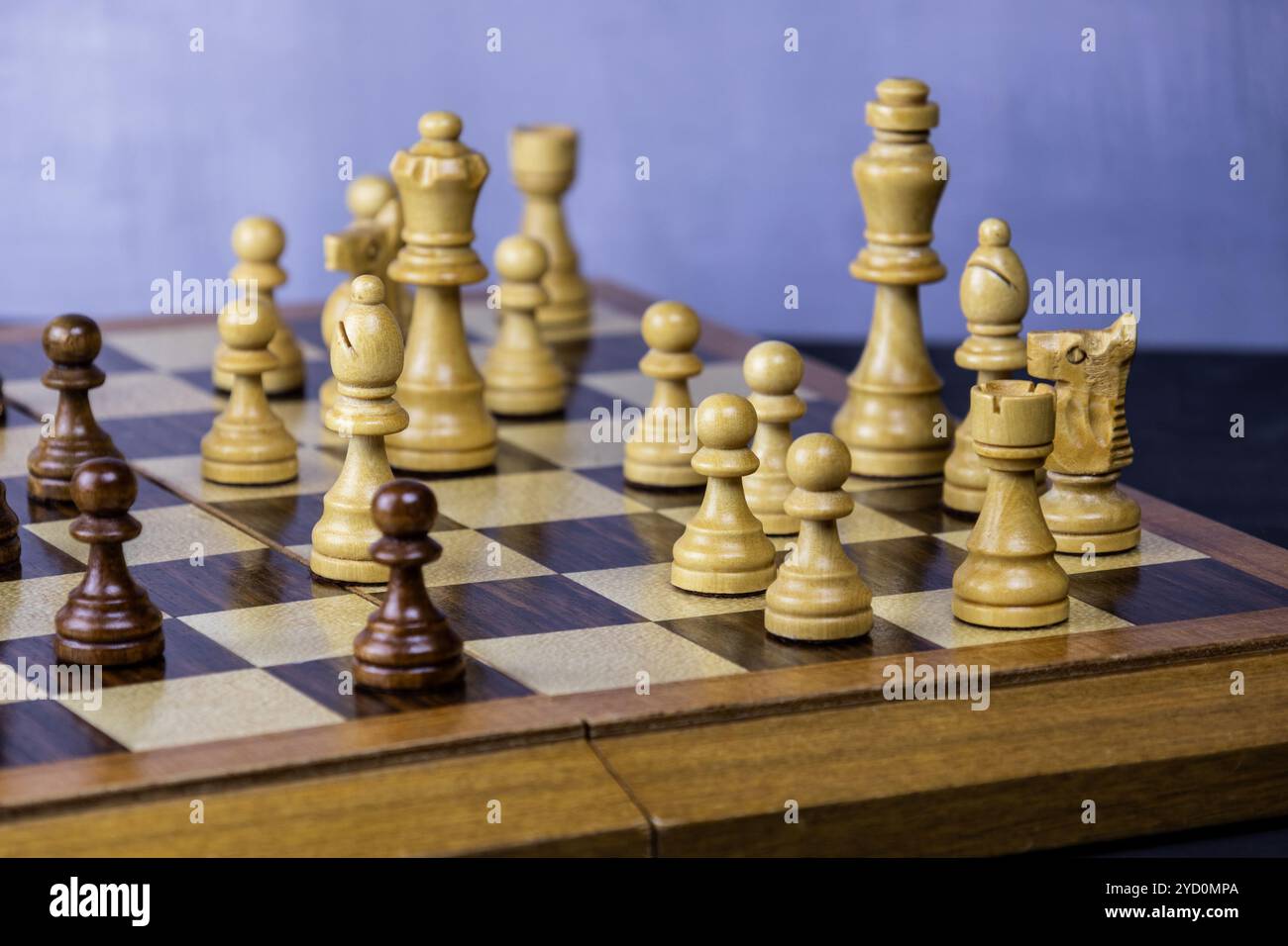 Weiße Holzschachfiguren stehen während des Spiels stark Stockfoto