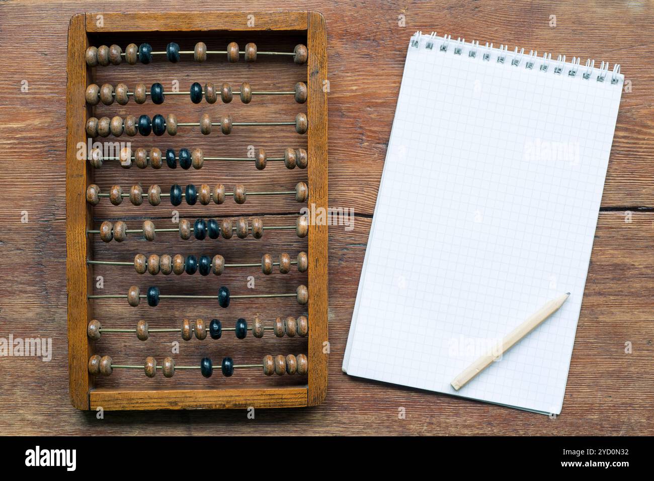 Abacus mit Notizblock Stockfoto